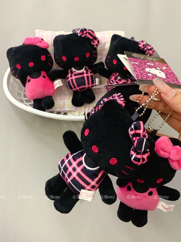 新款Avail联名Hellokitty五十周年纯黑挂件黑粉挂件挂饰包包挂件