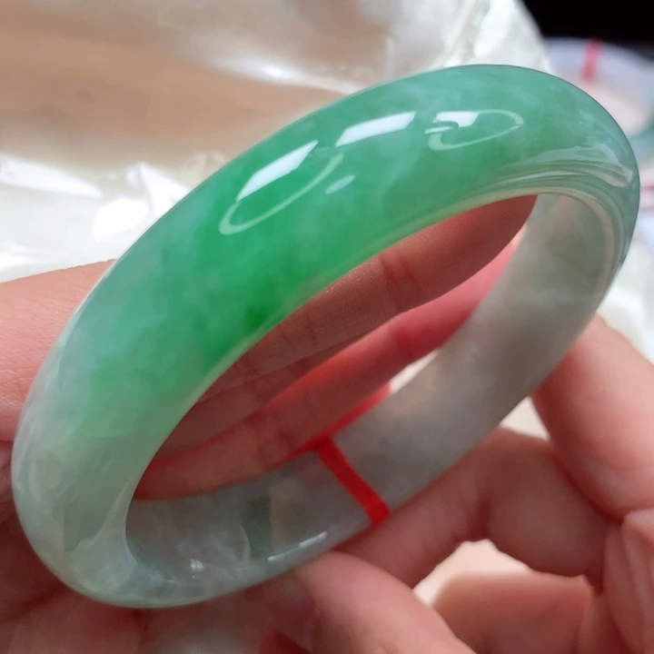 翡翠手镯未镶嵌，