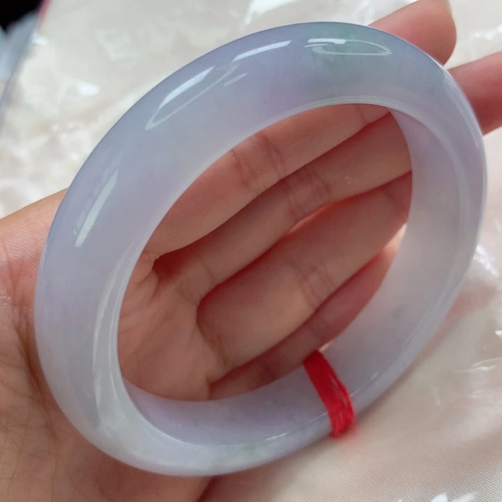 翡翠手镯未镶嵌。