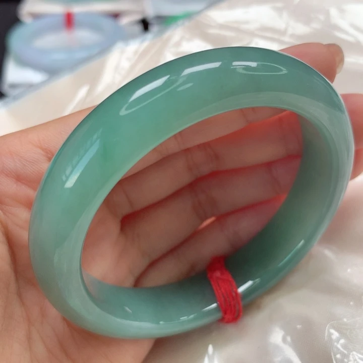 翡翠手镯未镶嵌。