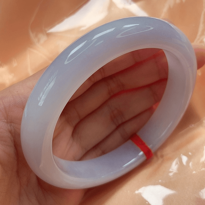 翡翠手镯未镶嵌。