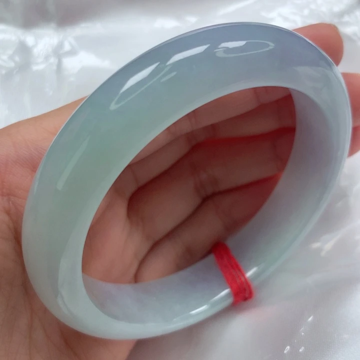 翡翠手镯未镶嵌。