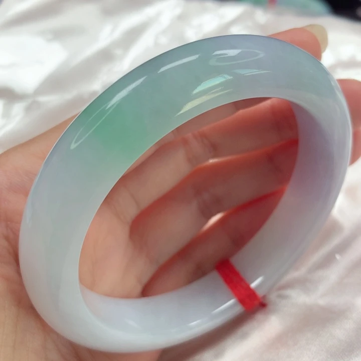 翡翠手镯未镶嵌。