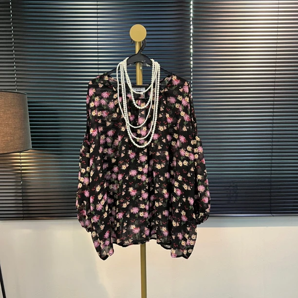 小黎推荐 黑色小粉花雪纺衫泡泡袖大码女装雪纺上衣