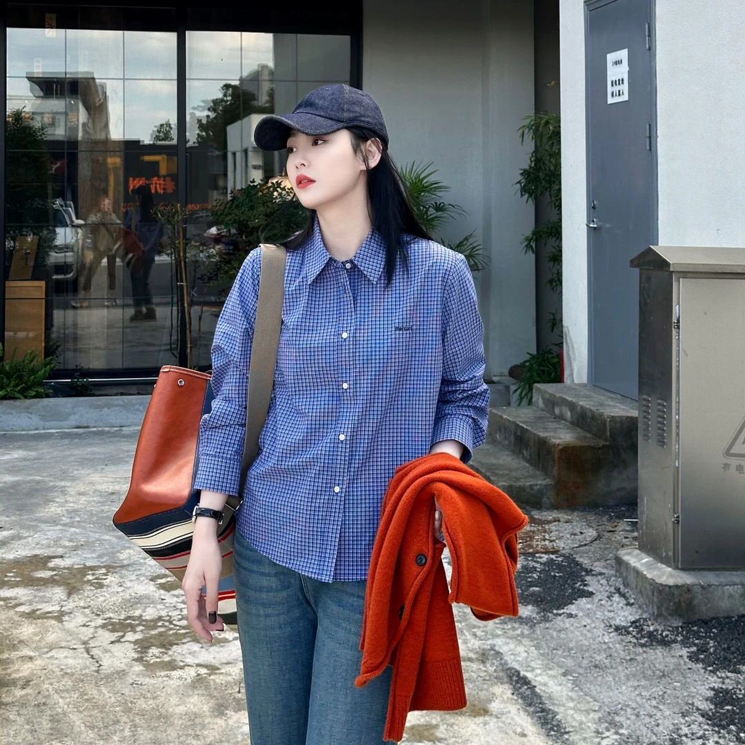 今婷气质高级感宽松休闲挺阔刺绣叠穿蓝色细格长袖衬衫-X24301335