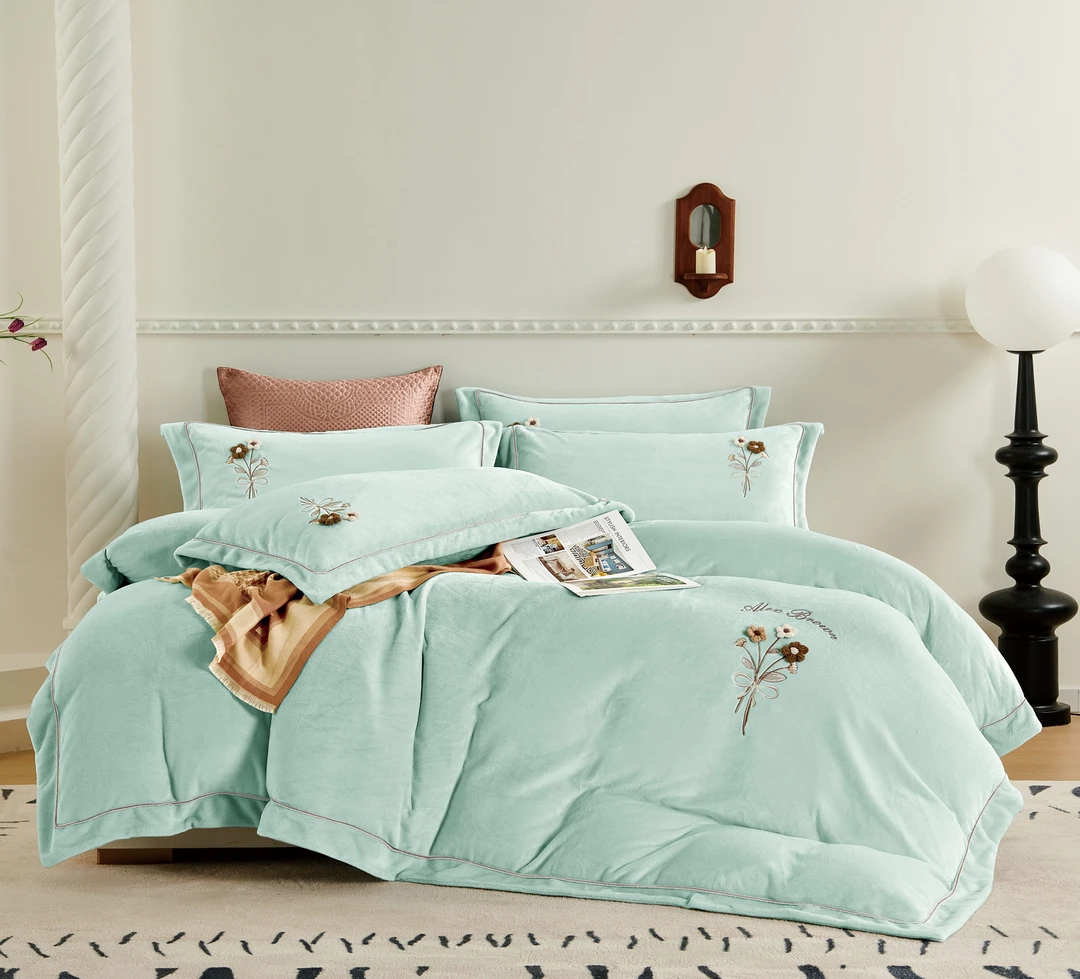2024新款松弛感宽边重工刺绣全消光牛奶绒四件套--米朵（淡雅青）