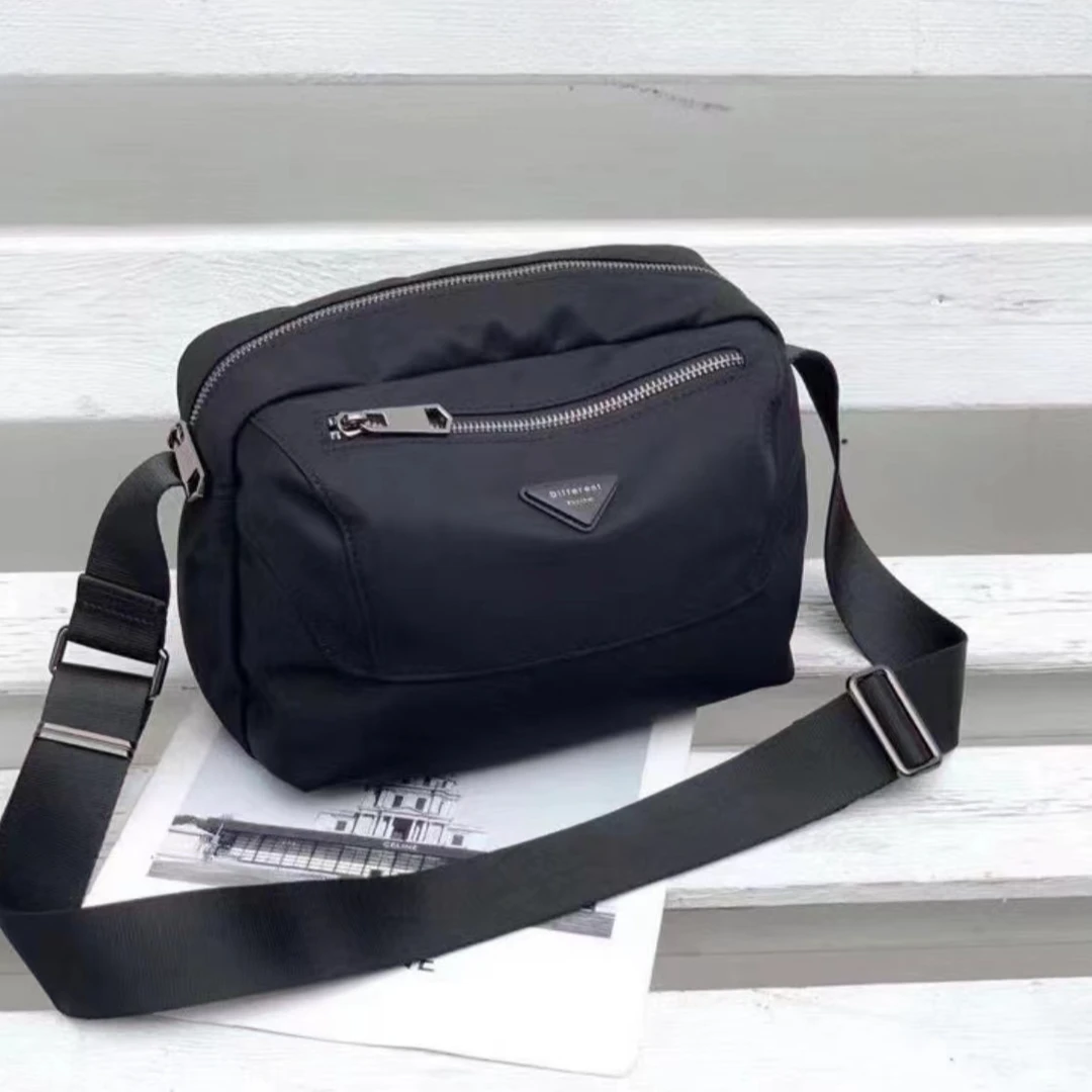 经典三角标斜挎包