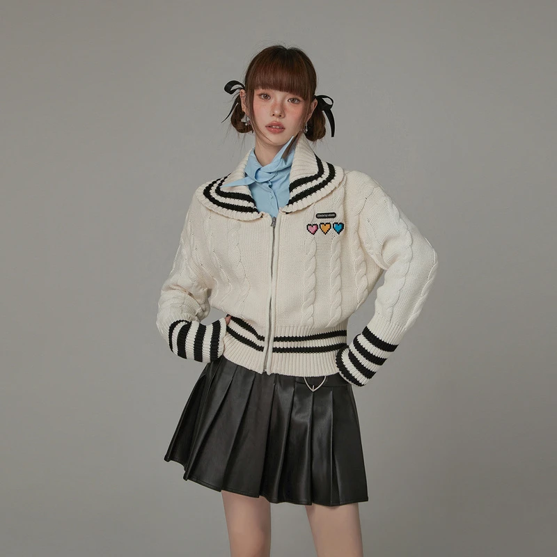 I016【金拐子专属】CHUU爱心刺绣翻领学院风设计撞色宽松针织衫-F