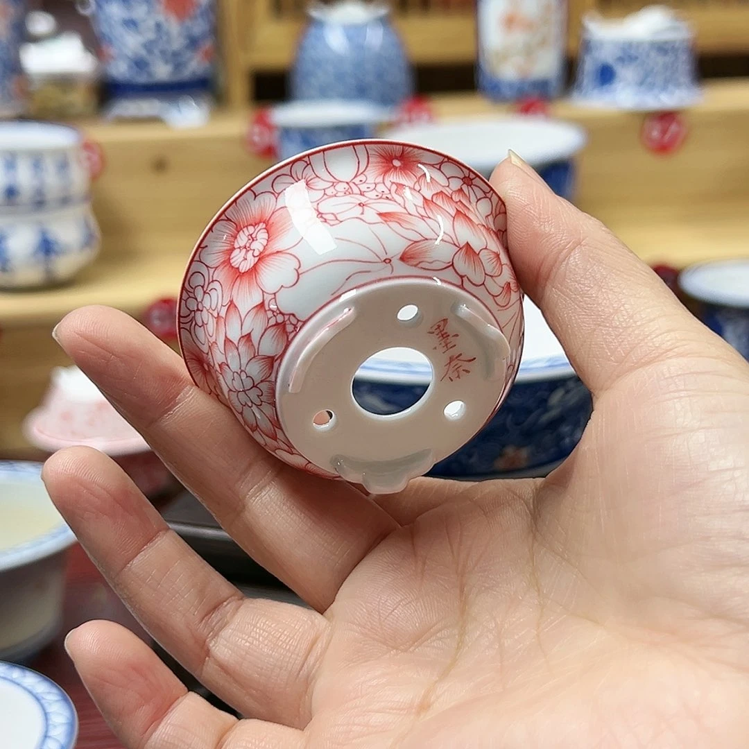 手绘画的陶瓷摆件