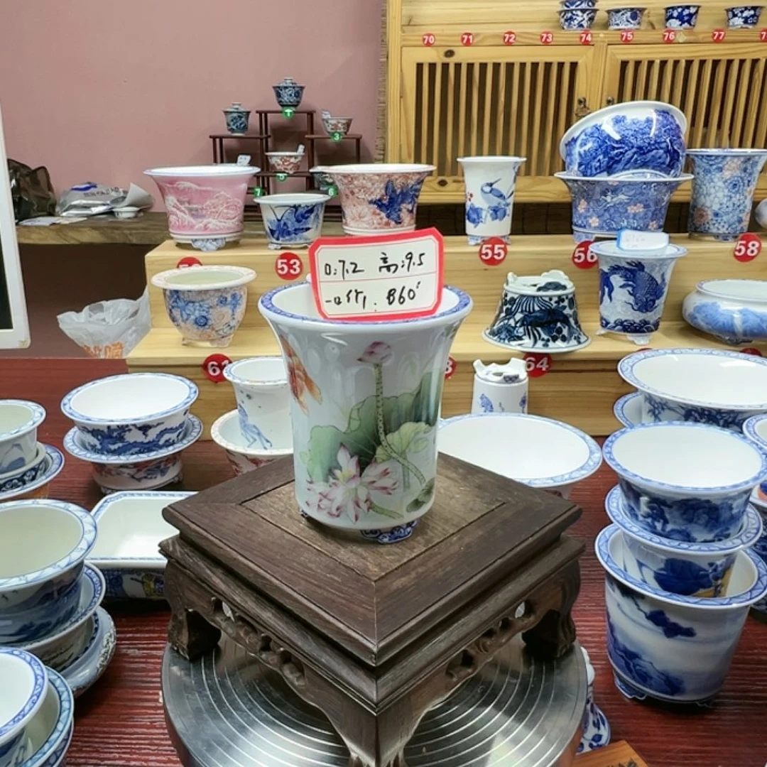张*手绘画的陶瓷作品
