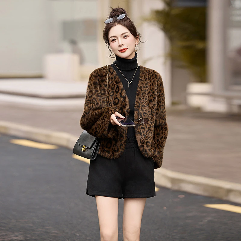 2025年秋冬新款仿水貂绒豹纹小香风短外套时尚宽松小个子皮毛一体
