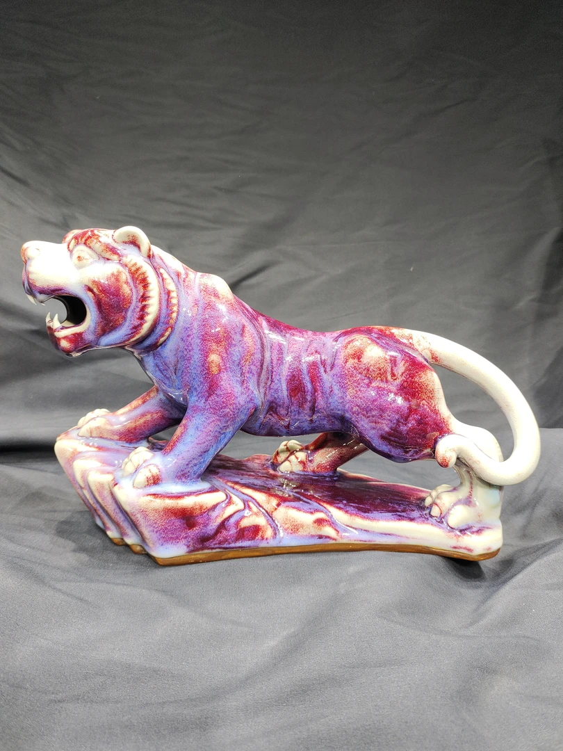 钧瓷摆件玉石釉的上山虎