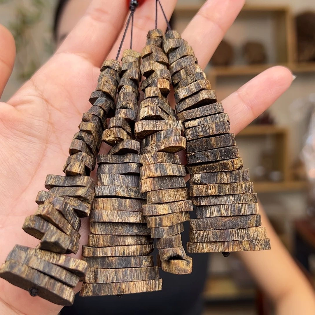 沉香手把件莺歌绿奇楠原料挂件多样性发货一串