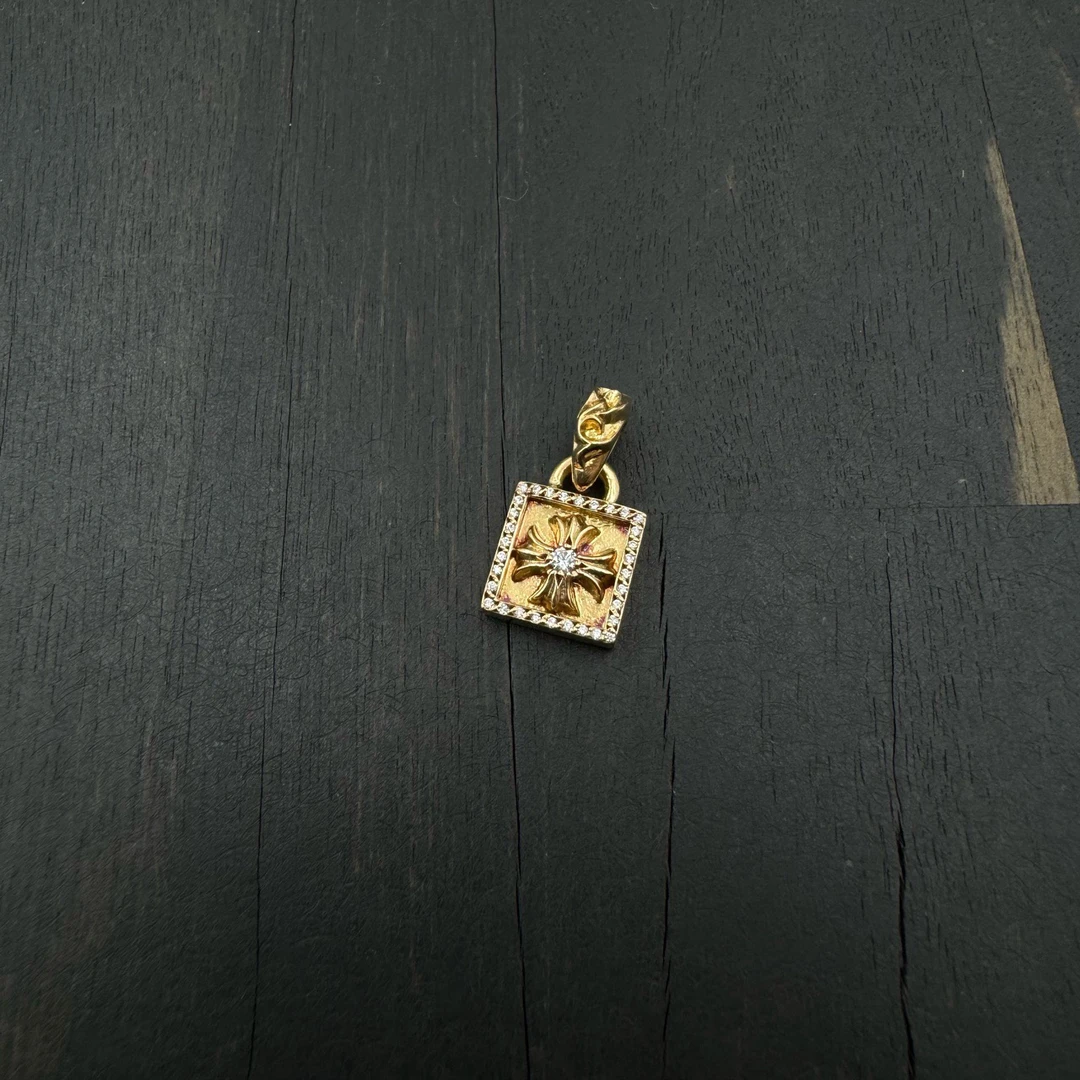 未使用 Chrome Hearts 克罗心 22k 满钻十字花方糖吊坠