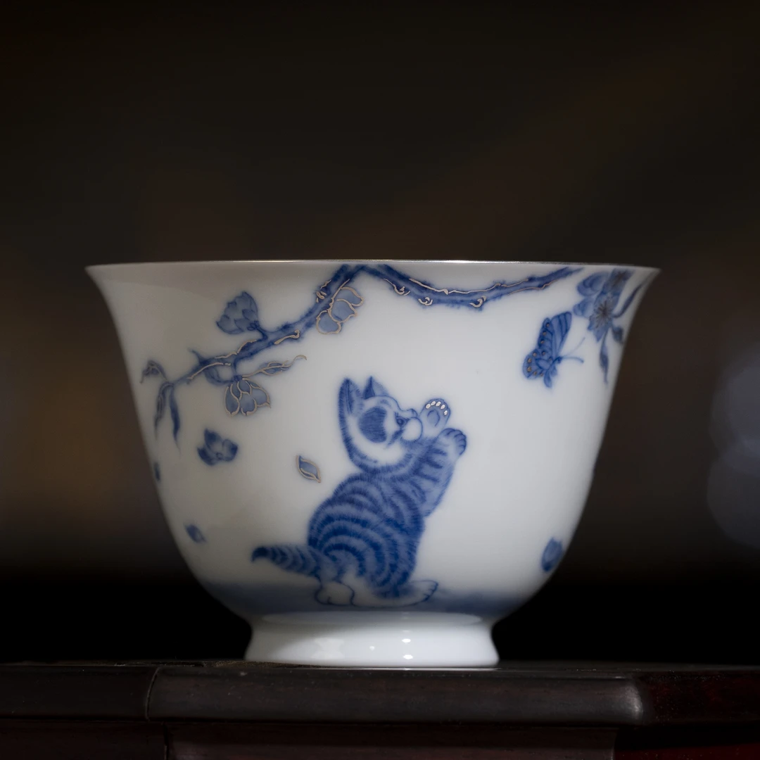 瓷语阁-赋春寻隐-青花描银猫蝶相戏(猫戏）-花神杯-纯手工