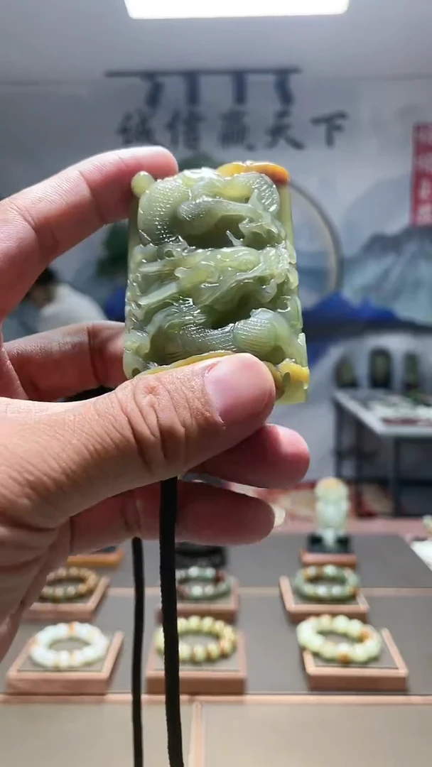 【闪购商品】透闪石质玉吊坠未镶嵌龙牌