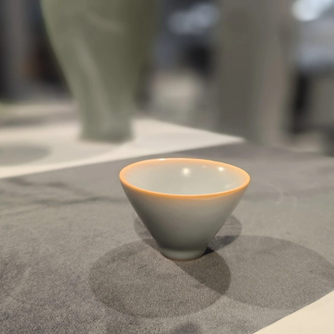 陈旭底款，岚桃杯，80cc左右，龙泉釉(绝无二价）