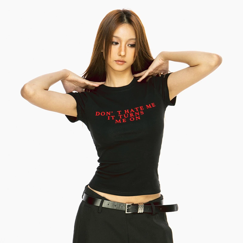 FILIRILI美式运动字母印花修身胸大腰细纯欲圆领套头短袖紧身T恤