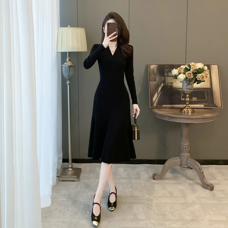 赫本风v领针织连衣裙女秋冬收腰显瘦气质高级感内搭打底毛衣裙子