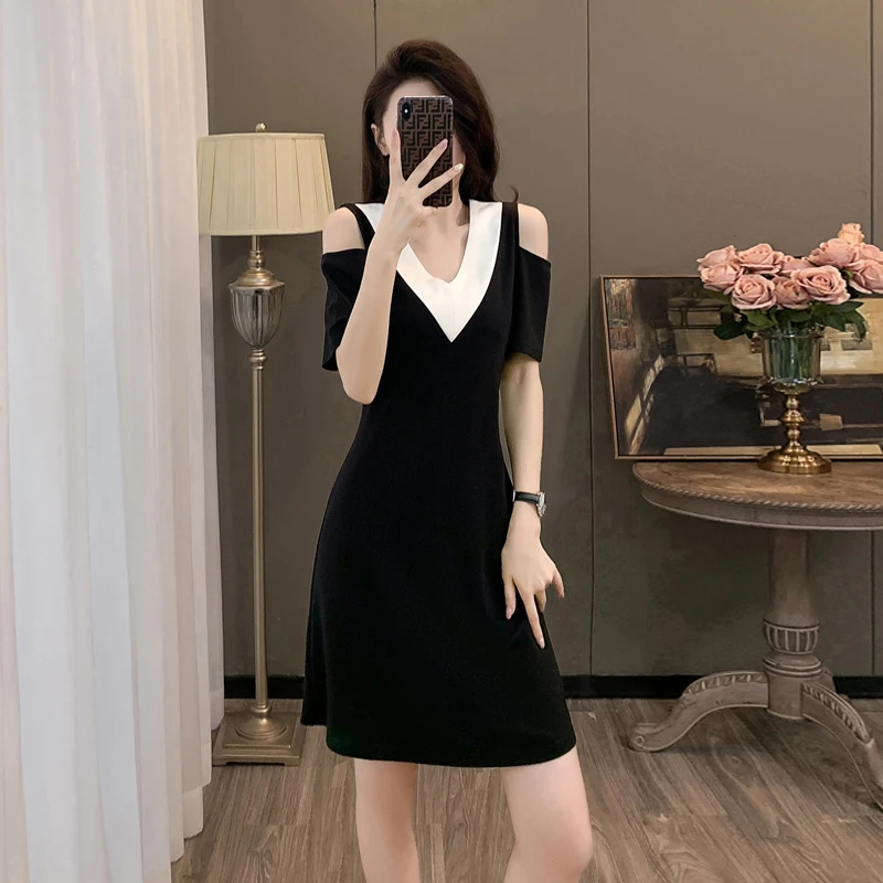 黑白拼色休闲连衣裙女夏显瘦气质减龄小个子露肩高级感法式小黑裙