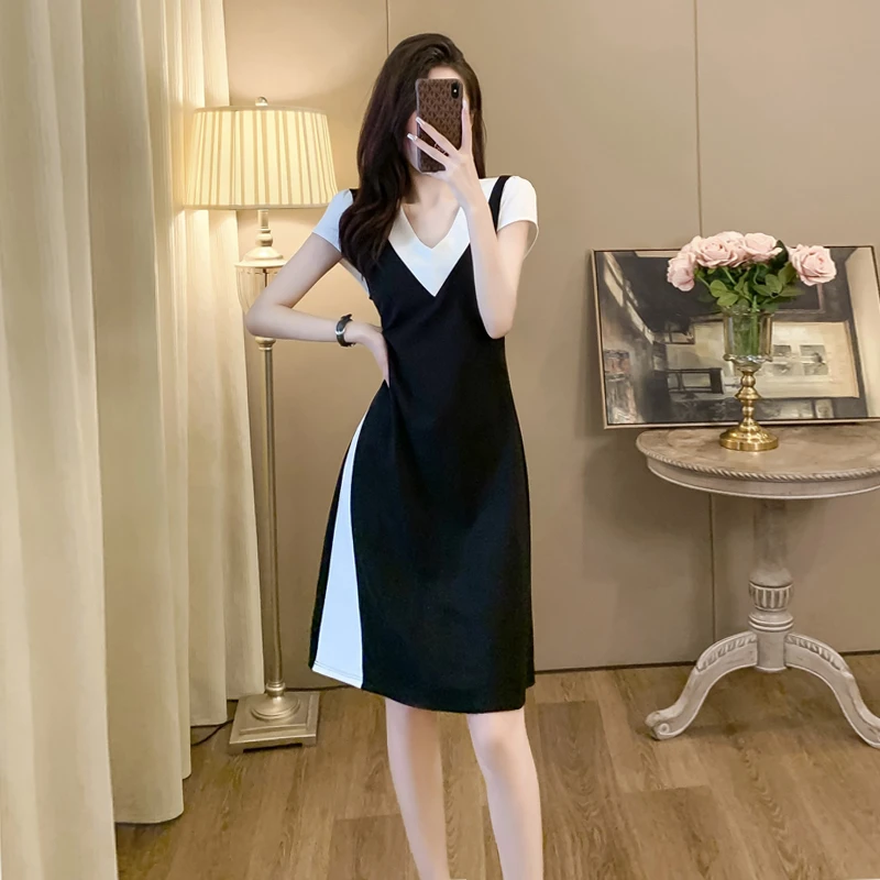 33666黑白拼色假两件v领连衣裙女夏高端气质小个子休闲法式小黑裙