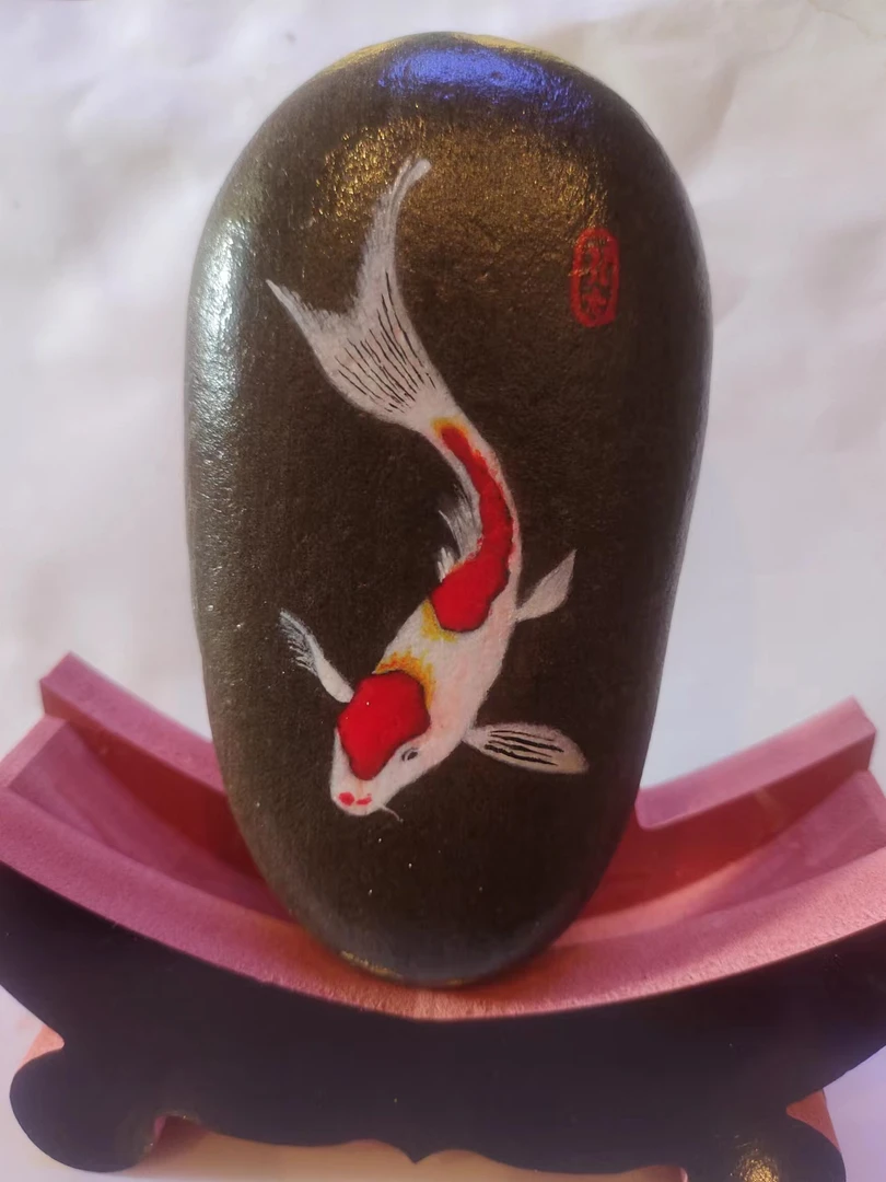 手绘丙烯石头画《锦鲤图》已封层