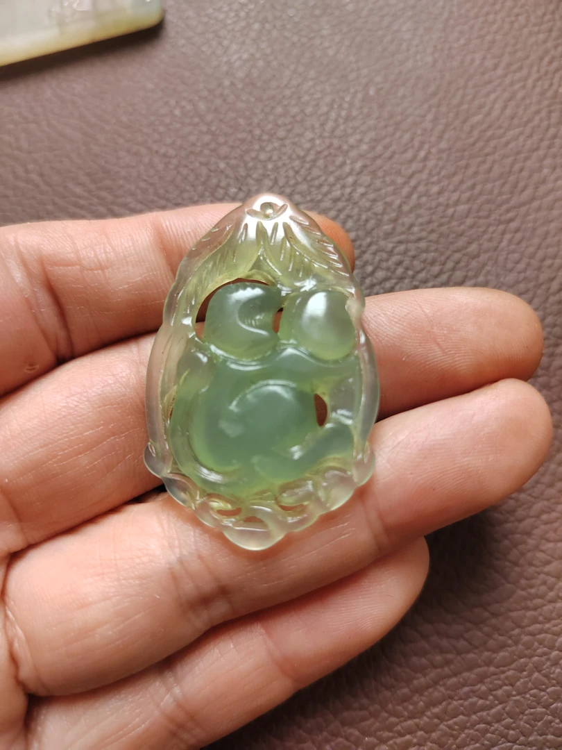 玉猴干净立正双面雕刻