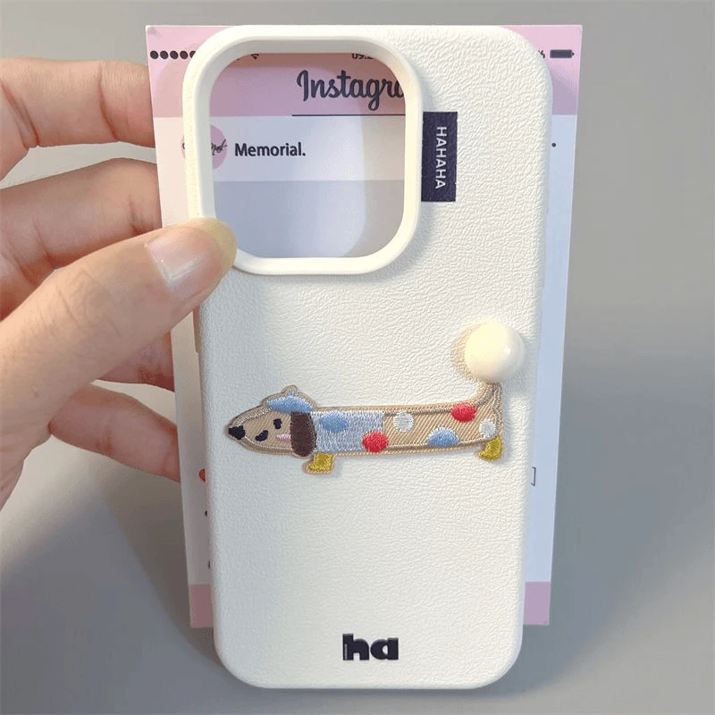 可爱刺绣腊肠狗适用苹果15手机壳iPhone15promax磨砂13/14创意12