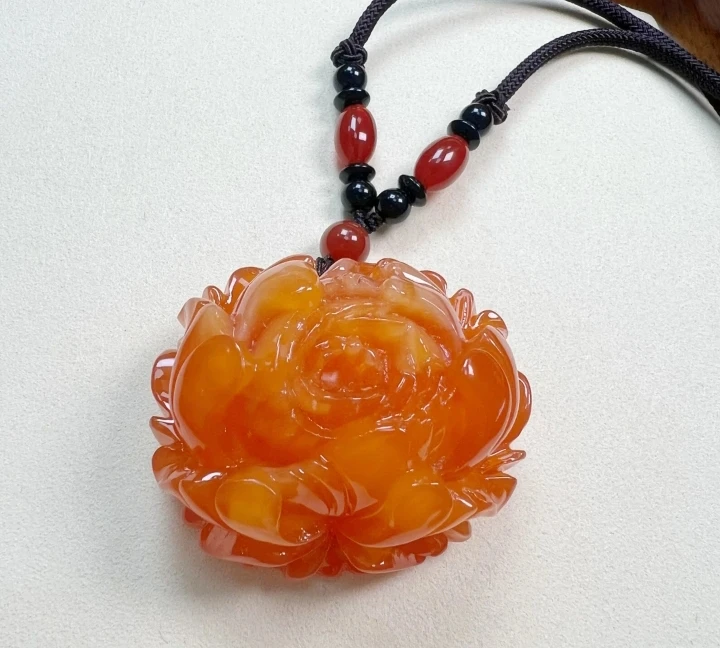 w109古巴新蜜 柚子红牡丹花吊坠