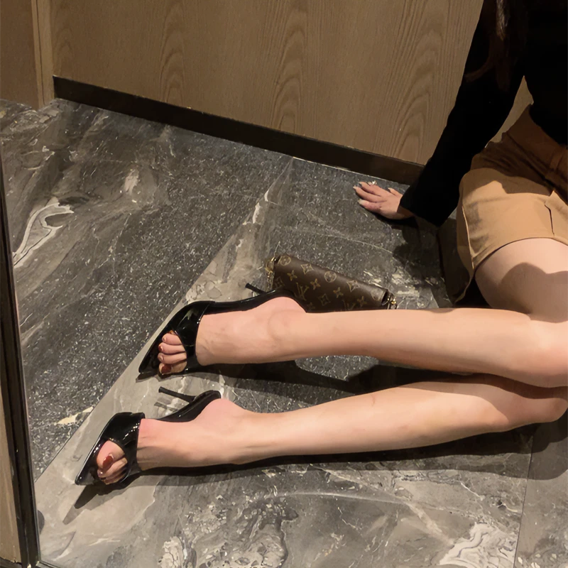 Mrs susie8厘米2025新款露趾尖头漆皮细跟一字拖夏性感黑色高跟鞋