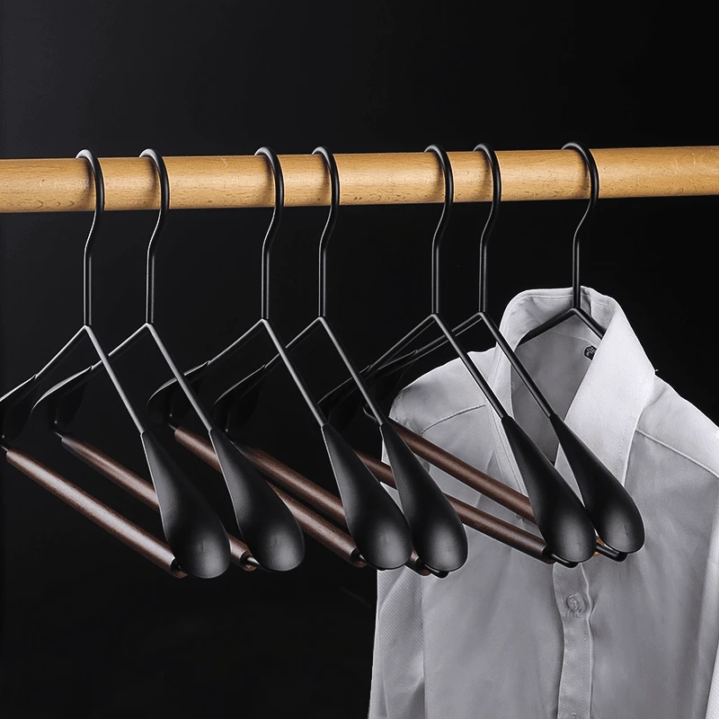 娘帮手高档复古铁艺轻奢衣架金属无痕防滑铁木衣架家用衣架松弛感