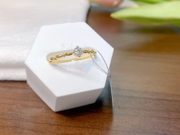 18K镶嵌天然钻石小巧而精致时尚气质百搭戒指