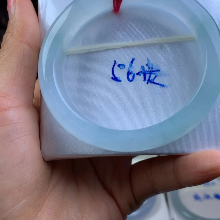 翡翠手镯未镶嵌花***?手镯