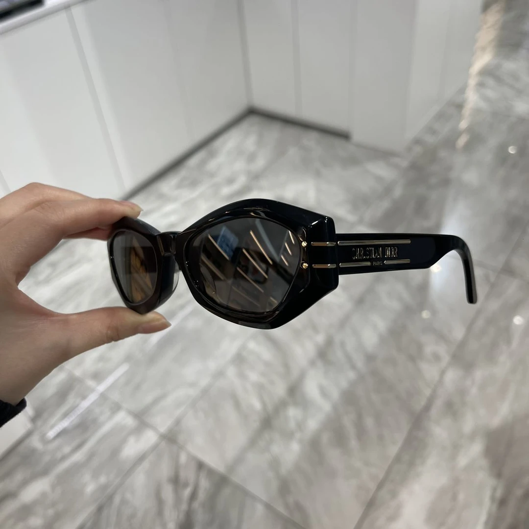 全新未使用 DIOR/迪奥 棱形侧标墨镜 3-4周到