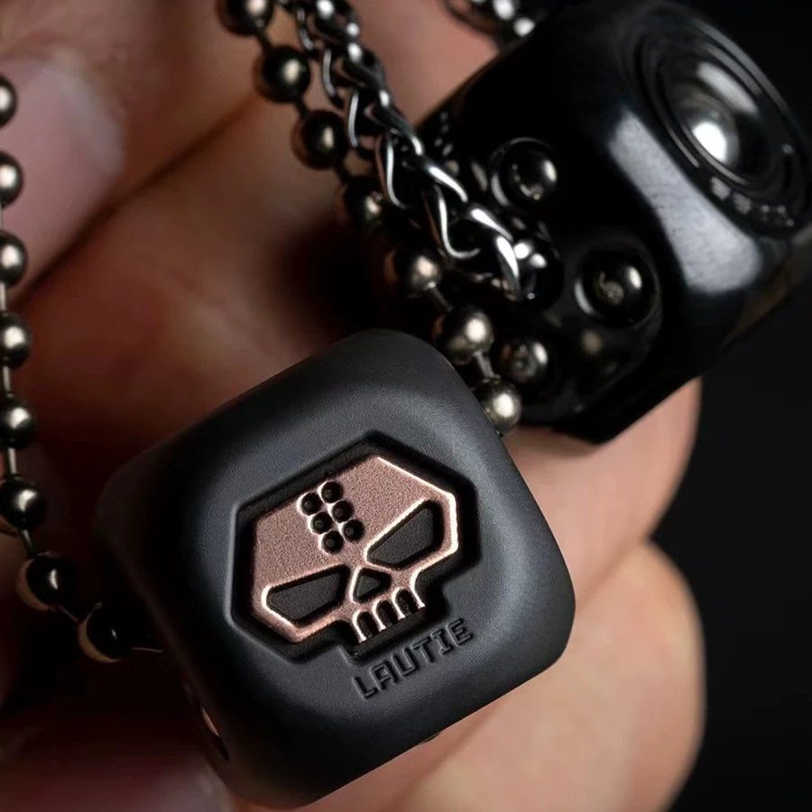 【妹子EDC】傲娇老铁匠武僧骰子 吊坠项链坠子挂件edc解压金属玩具