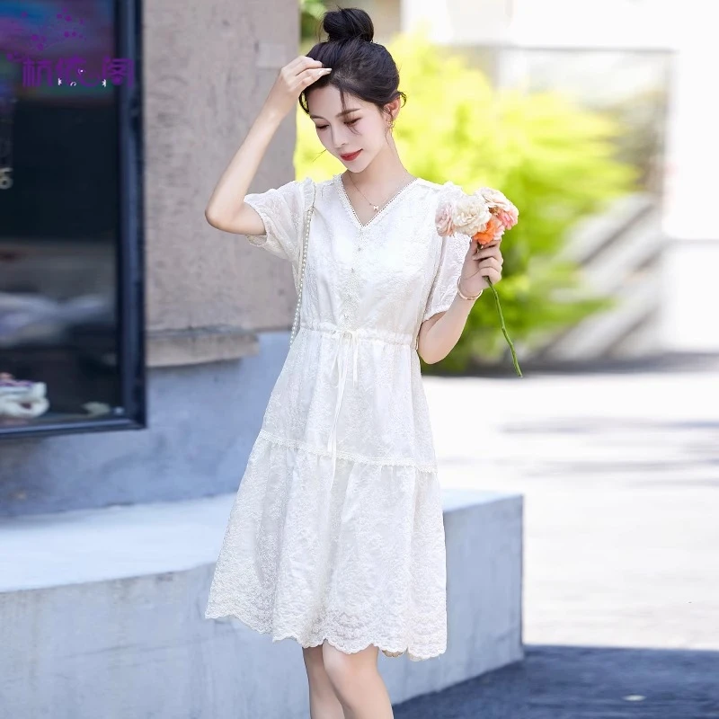 白色刺绣连衣裙女2025新款轻奢高级感小个子气质洋气收腰别致裙子