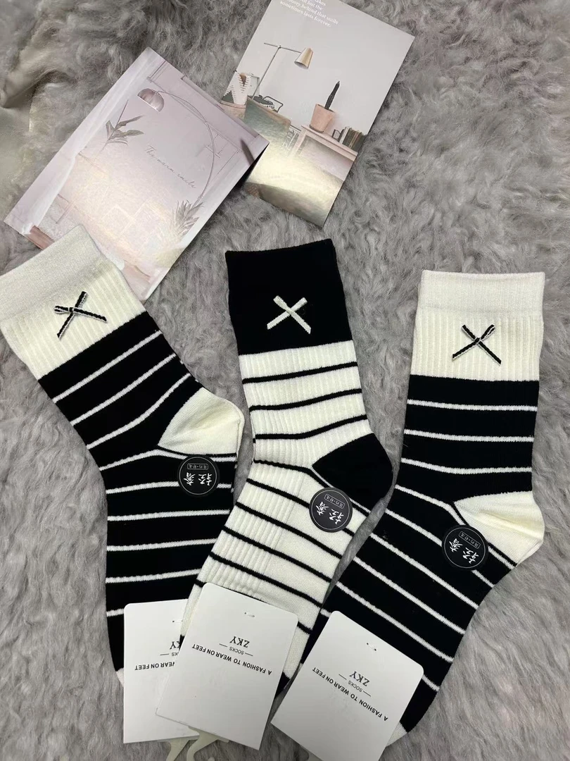 秋季新款  条纹 小蝴蝶节黑白  高橡筋  棉袜   高筒袜