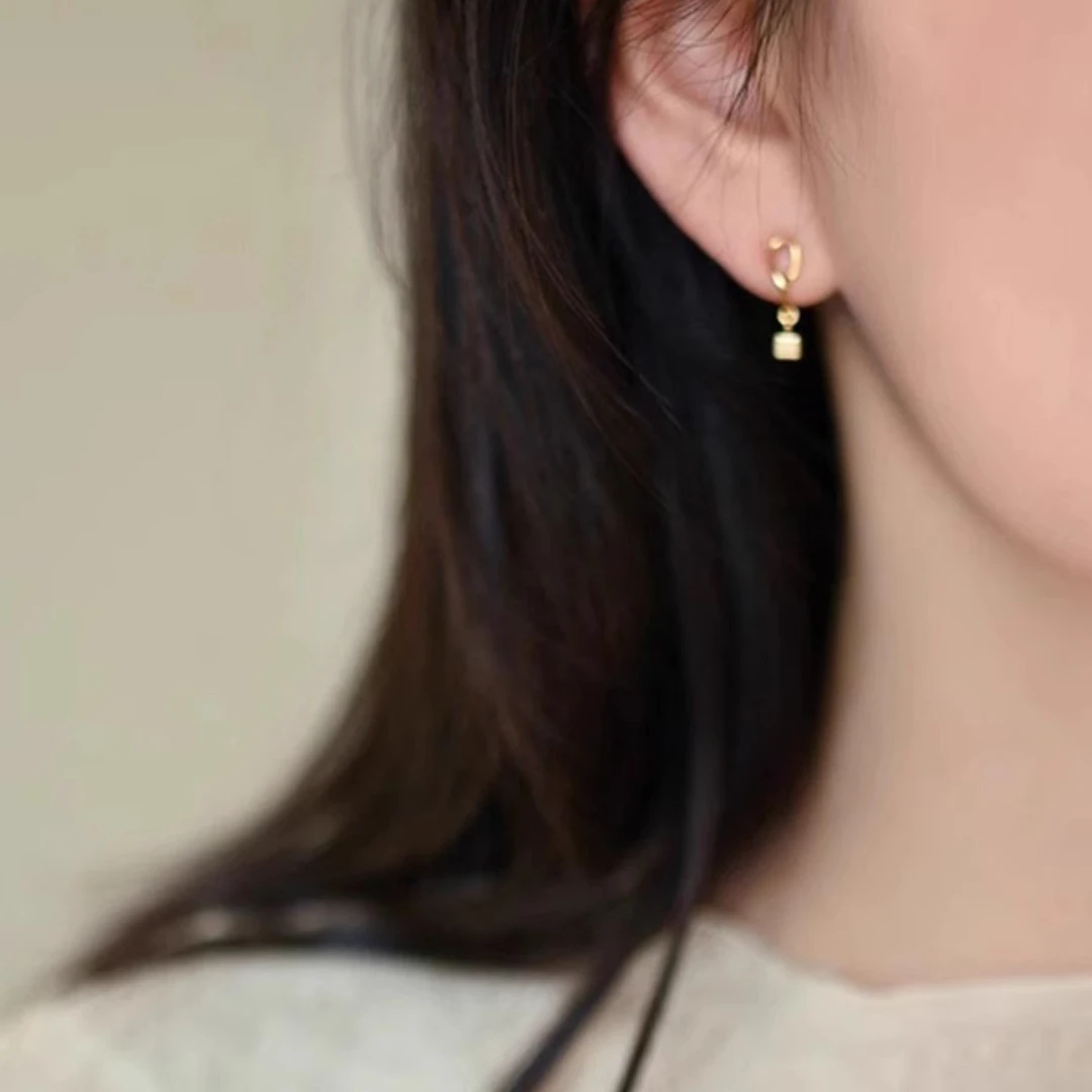 铜合金耳饰 金属小方块吊坠简约几何硅胶耳夹小巧耳钉适合秋冬