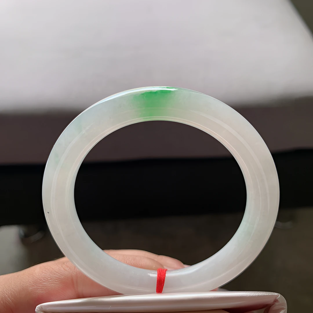 52圈口天然翡翠手镯冰透飘阳绿圆条美人镯精美时尚女款飘绿玉镯