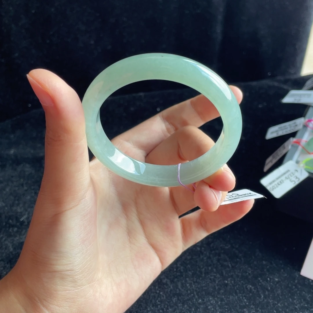 翡翠手镯未镶嵌天青色