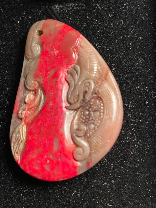 昌化鸡血石挂件。