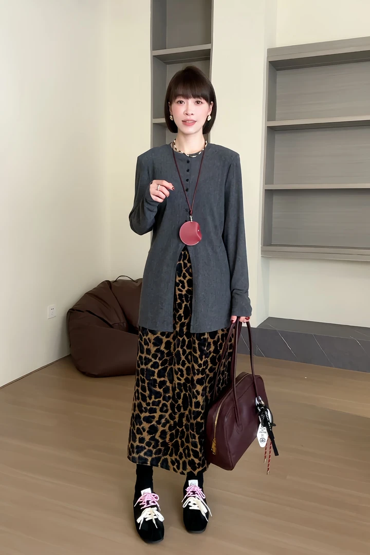 琳六6.2024秋季新款圆领垫肩微透弹力时尚针织开衫长袖T恤女8163