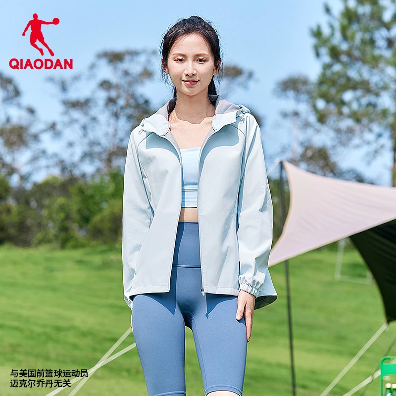 中国乔丹连帽梭织风衣女生2025秋冬运动单层防风运动户外登山外套