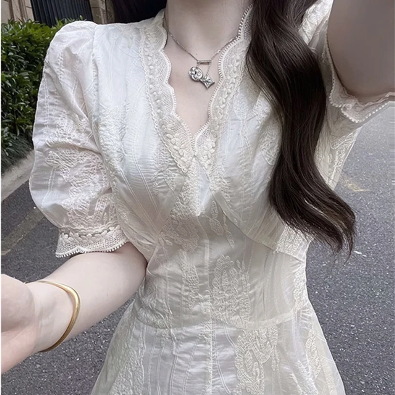 法式茶歇刺绣V领白色连衣裙女装夏季小个子高级感气质蕾丝长裙子
