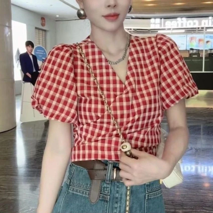 红格子v领露锁骨泡泡袖小衫女夏季款设计感交叉绑带甜辣短款衬衫