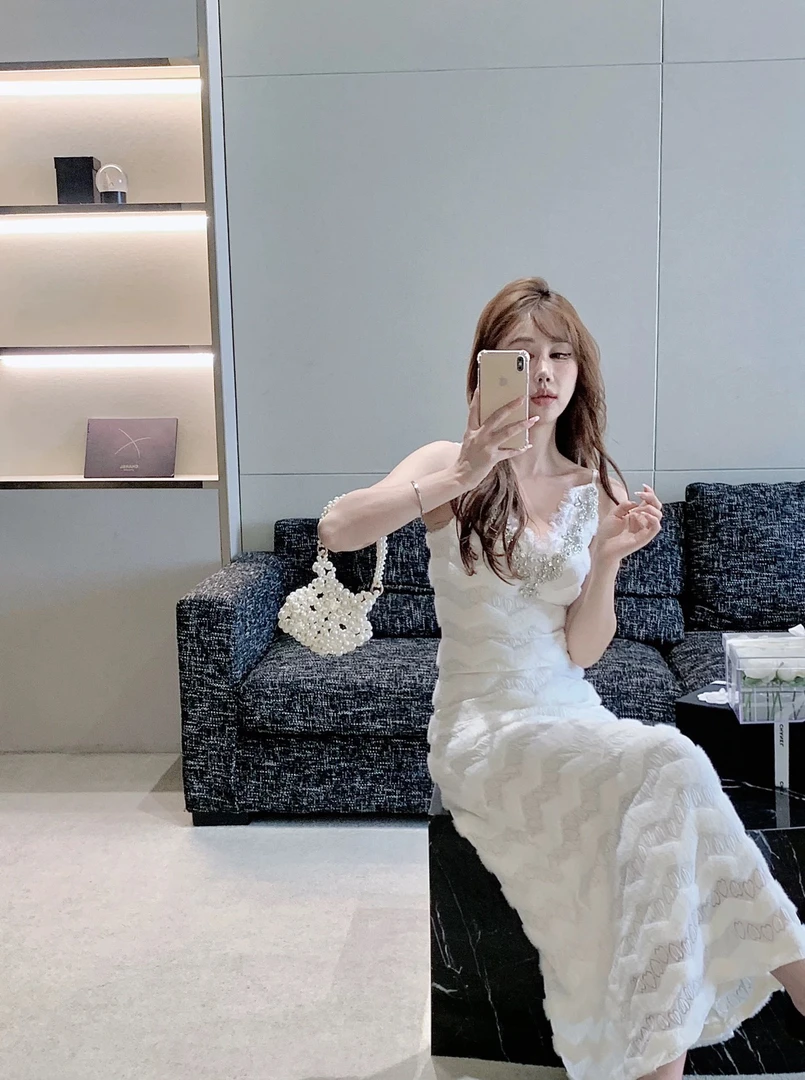 2024原创设计新款吊带女神高奢毛绒连衣裙