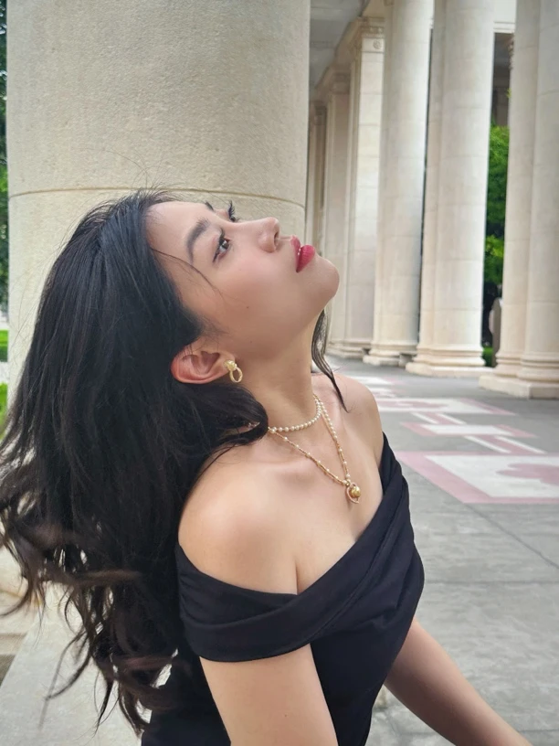 诺姐未新加入门神仙小黑裙一字肩