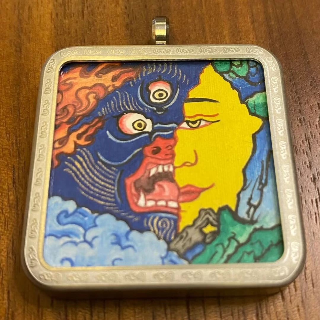 一念之间矿料手绘小唐卡3.5cm画芯 钛钢壳