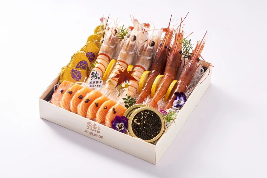 三人行·刺身礼盒488元，新西兰鳌虾3只，牡丹虾3只，金砖鹅肝3块，鱼子酱1盒，三文鱼110g（2-3人）