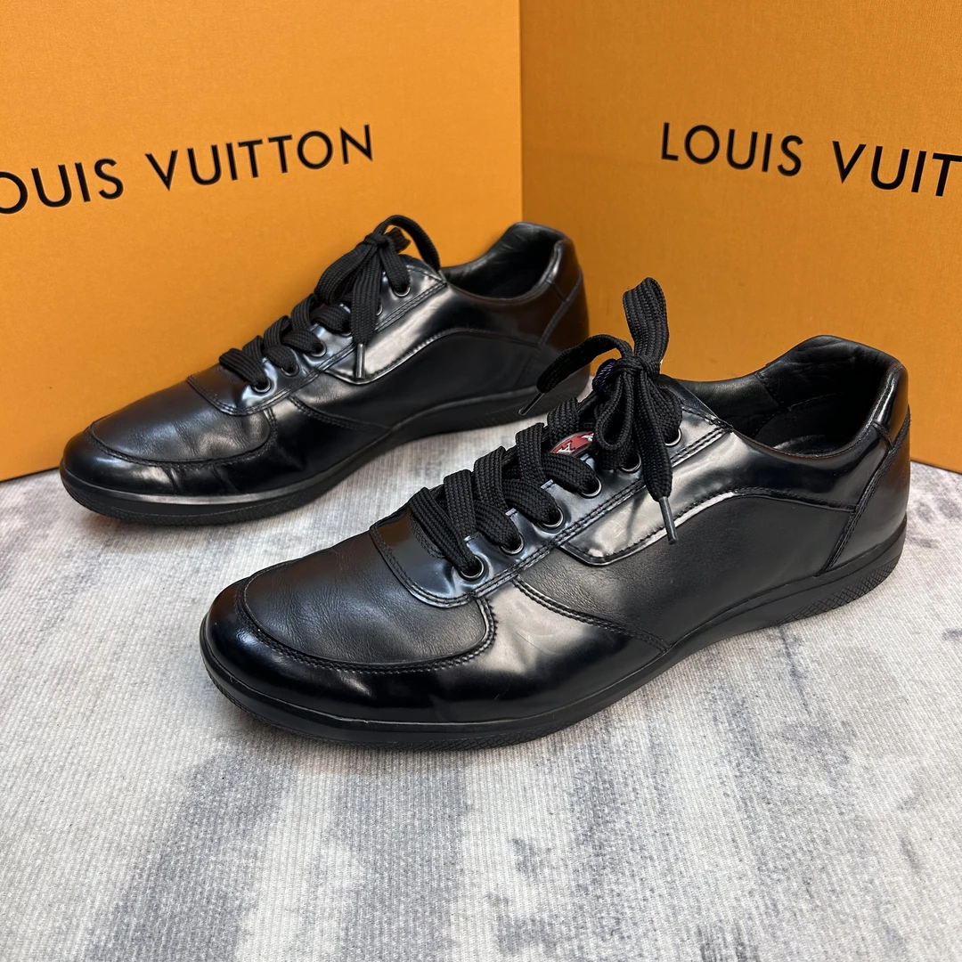 95新 Prada/普拉达 黑色亮面皮革休闲板鞋/95新42欧